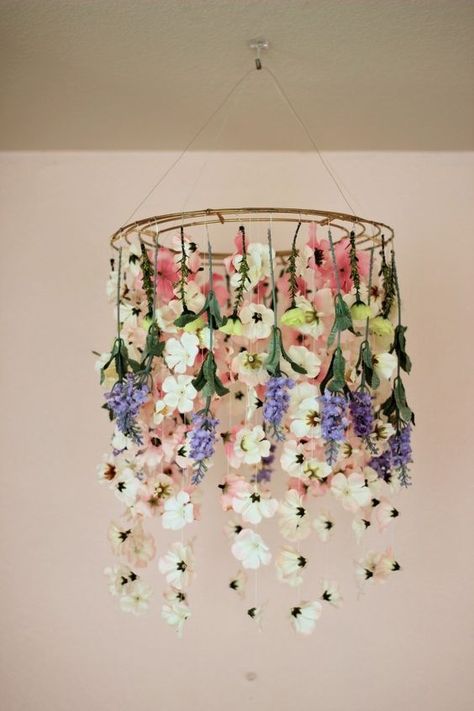 This DIY floral chandelier is perfect for your Mother's Day brunch, a wedding or really any spring + summer events. Joululahjat Diy, Hadiah Diy, Diy Frühling, Diy Flores, Hiasan Bilik Tidur, Skirt Diy, Fleurs Diy, Flower Chandelier, Dekor Diy