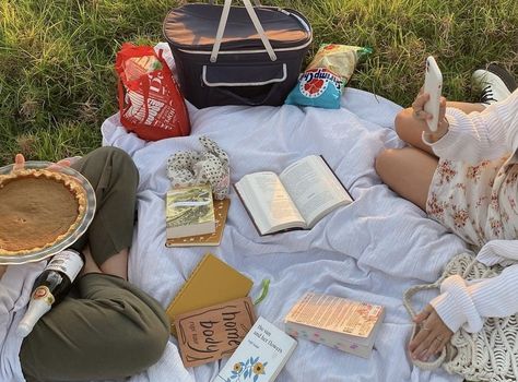 reading aesthetic booktok summer picnic book date friend duo pie sunny book annotation flower dress outfit inspo Book Date Aesthetic, Beach Picnic Aesthetic, Reading Park, Painting Outside, Dream Dates, Picnic Aesthetic, Friend Book, Picnic Date, Summer Books