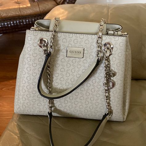 Cute Guess Bags, Guess Bags Handbags, Name Brand Handbags, Bags Guess, Pretty Tote Bags, Bag Guess, Guess Shoulder Bag, Big Purse, Guess Purse