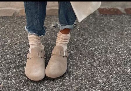 Birkenstock Boston With Socks, Birkenstock Mules Outfit, How To Style Birkenstock Clogs, Birkenstock Clogs With Socks, Mules With Socks, Birk Clogs Outfit, Birks Clogs, Socks With Birkenstocks, Birk Clogs