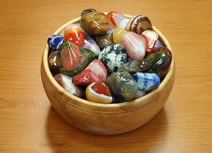 Uses for tumbled stones - lots of ideas Crafts With Polished Rocks, Polished Rock Display Ideas, Polished Rock Crafts, Rock Friends, Tumbled Rocks, Rock Collection Display, Shell Creations, Salt Candle Holder, Rock Projects