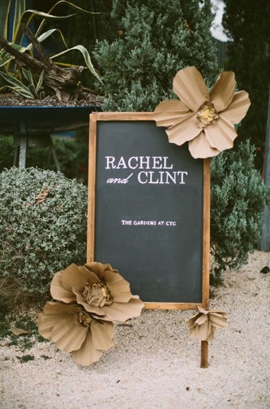 Chalkboard wedding sign {Photo by Taylor Lord via Project Wedding} Flowers Chalkboard, Cardboard Flowers, Creative Wedding Sign, Oversized Flowers, Wedding Chalkboard Signs, Wedding Signs Diy, Modern Wedding Decor, Rustic Wedding Signs, Event Signage