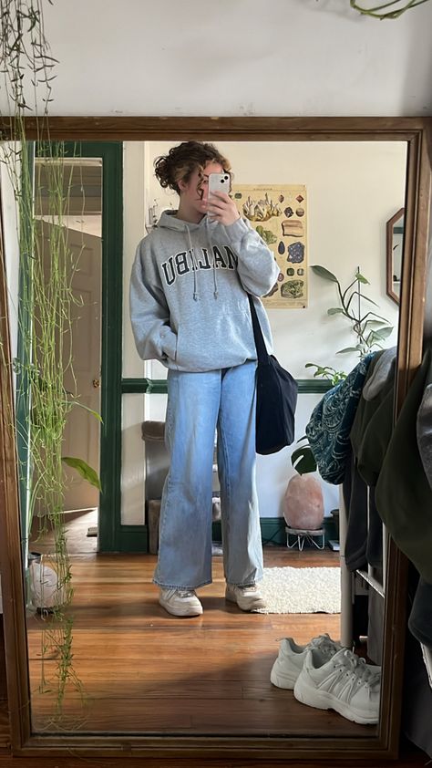 Cute Outfits University, Uni Style Student, Study Outfit Aesthetic College, College Sweatshirt Outfit Aesthetic, University Outfits Women, University Hoodie Outfit, College Core Outfits, Winter University Outfits Casual, Rainy Day Study Outfit