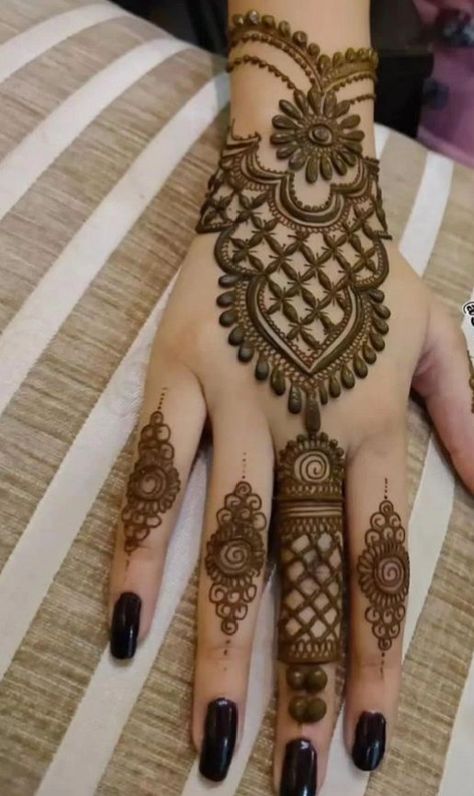 Henna designs Mehndi designs Mendhi Designs Backhand, Thick Mehndi Designs, Bridal Mehndi Simple, Latest Back Hand Mehndi Designs, Rakhi Mehndi Designs, Mehndi Learning, Sister Mehndi, Tikki Design, Right Hand Mehndi Design