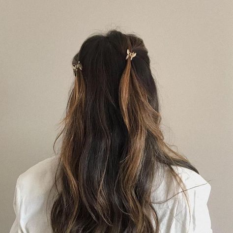 Hair Clips Hairstyles, Claw Clip Hairstyles, Hair Clip Hairstyles, Romantic Hairstyles, Clip Hairstyles, Hair Stylies, Penteado Cabelo Curto, Bad Hair, Hairstyles For School