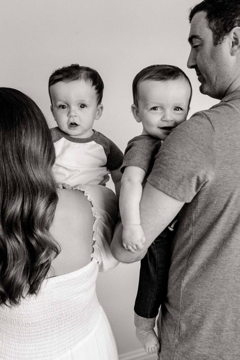 Family Twin Photoshoot, Family Of 4 Picture Poses Studio, Different Family Photo Ideas, Photoshoot With Twins, Family Of Four Photoshoot Ideas, 4 Family, Family Photo Poses With Twins, Family Pictures Of Four, Family Photoshoot At Home Ideas