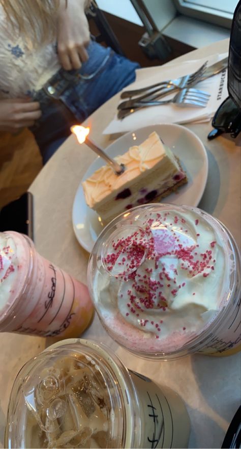 Starbucks Happy Birthday, Birthday Starbucks, Birthday Desert, Biology Test, Starbucks Cake, Starbucks Birthday, Birthday Inspo, Birthday Coffee, Happy Bday