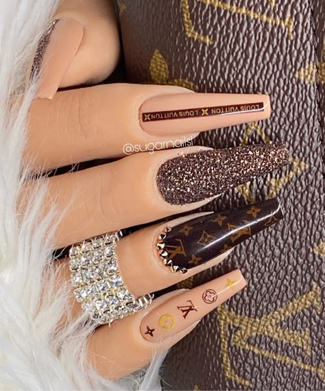 Nail Art Lv Louis Vuitton, Nails Acrylic Drawing, Bougie Nails Designs, Louie Vuttion Nails, Uñas Louis Vuitton, Designer Nails Louis Vuitton, Louis Vuitton Nails Acrylic, Lv Nails Louis Vuitton, Louis Vuitton Nail Designs