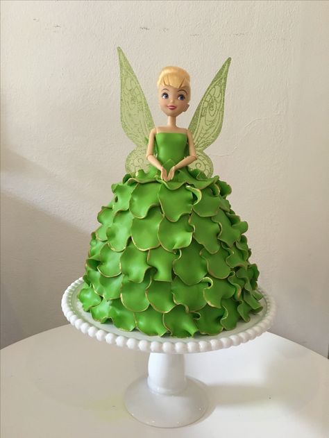 Tinkerbell cake Tinkerbell Cake Ideas, Tinker Bell Cake, Easy Birthday Desserts, Tinkerbell Birthday Cakes, Rapunzel Birthday Cake, Barbie Dress Cake, Cake Decorating For Kids, Fairy Birthday Cake, Tinkerbell Birthday