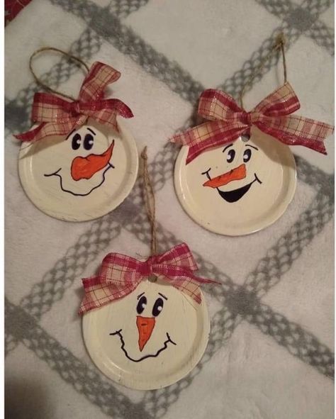 Snowmen Ornaments To Make, Easy Diy Snowman Ornaments, Quick Crafts To Make And Sell, Christmas Magnets Diy Craft Ideas, Diy Snowmen Ornaments, Home Made Ornaments For Kids, Canning Lid Crafts, Christmas Ornaments Homemade Wood, Can Lid Ornaments