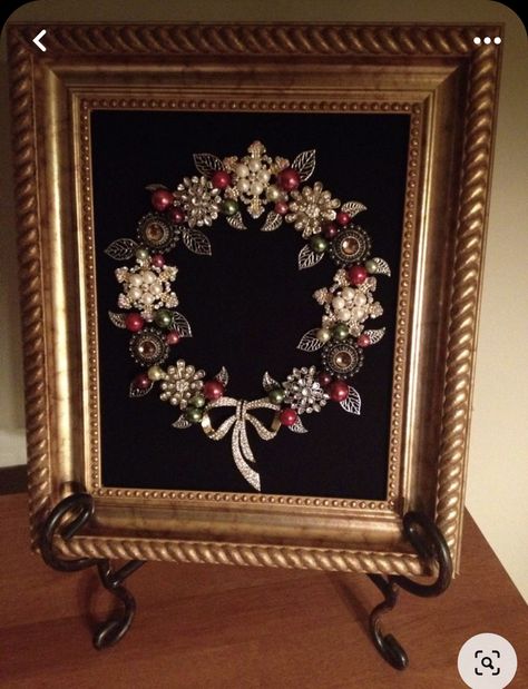 Jewelry Shadow Box Ideas, Broken Jewelry Crafts Upcycling, Jewelry Art Ideas, Jewelry Shadow Box, Jeweled Trees, Vintage Jewelry Christmas Tree, Jewelry Trees, Jewerly Art, Jewelry Pictures