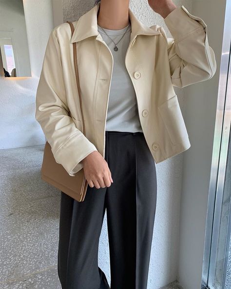 Uniqlo Jacket Outfit, Cream Jacket Outfit, Outer Outfit, Uniqlo Jacket, Casual Leather Jacket Outfit, Cream Outfit, Ootd Korean, Uniqlo Jackets, Simple Casual Outfits