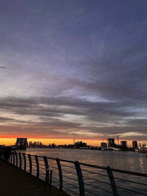 Sunsets in London Night Aesthetic London, Uk Sunset, Sunset Aesthetic London, Sunset London, Night Vibes London, London Lights At Night, Sky View, London Bridge, Beautiful Sky