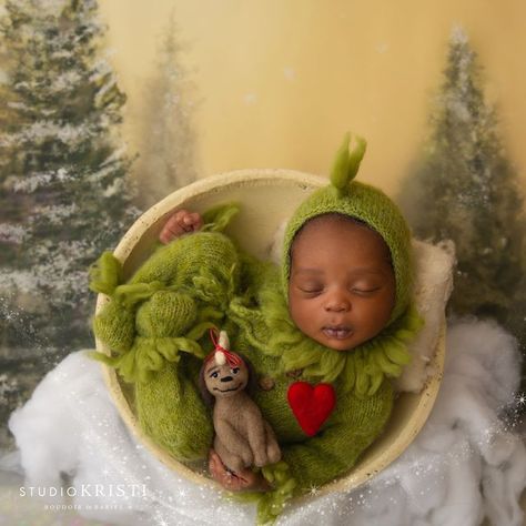 Newborn Grinch Photoshoot, Grinch Newborn Photos, Baby Grinch Photoshoot, Grinch Baby Photoshoot, Monthly Baby Photos Boy, Grinch Outfit, Newborn Christmas Pictures, Xmas Photoshoot, Christmas Pictures Kids