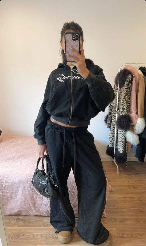 Black Sweatpants Outfit, Girl Money, Viral Aesthetic, Ralph Lauren Womens Clothing, Travel Bed, Classic Vintage Style, Fruit Food, Porsche Gt3, Outfit Vintage