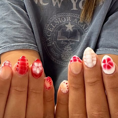 Ava Taylor | Licensed Utah Nail Tech! on Instagram: "❤️❤️❤️  • • • #luminarynailsystems #dndgelpolish #naturalnails #utahnailtech" Simple Fall Nails Designs, Cute Aesthetic Almond Nails, Trendy Nails Autumn 2024, Blooming Gel Acrylic Nails, Utah Nails Fall, Fall Utah Nails, Gel X Nail Designs Simple, Nails For Your Boyfriend, Blooming Gel Nail Art Fall