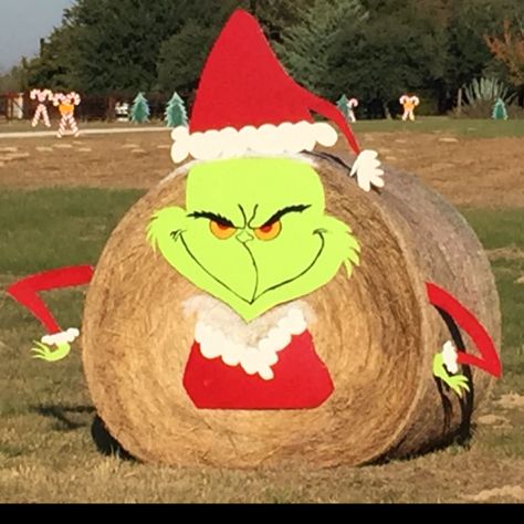 Grinch Hay Bale, Hay Bale Snowman, Bale Of Hay Christmas Decoration, Round Hay Bale Turkey, Christmas Bales Hay, Painted Hay Bale Ideas, Painted Hay Bales, Hay Bale Decorations, Hay Bale Ideas