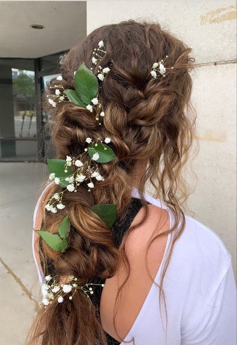 Braided Hair Flowers, Floral Hair Design, Curled Hair With Flowers, Green Flowers In Hair, Bridal Fairy Hair, Curly Wedding Hair Flowers, Curly Hair Flowers Wedding, Nature Inspired Hair, Nature Hair Accessories