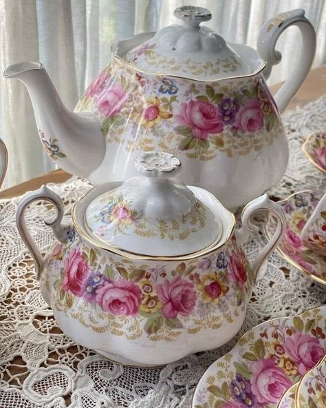 Tea Sets Vintage Victorian, Tea Cup Display, Teapot Crafts, Fine China Tea Set, Tea Cup Collection, Teapots Unique, Pretty Tea Cups, Luxury Tableware, Tea Sets Vintage