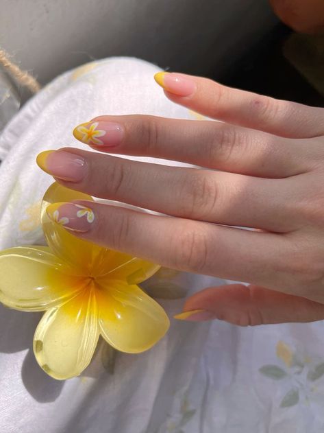 Nail For Beach Vacation, Easy Yellow Nail Designs, Funky Almond Nails Colorful, Nail Art Yellow Ideas, Italian Vacation Nails, Yellow Beach Nails, Aesthetic Yellow Nails, Nude Shellac Nails, French Nails Yellow