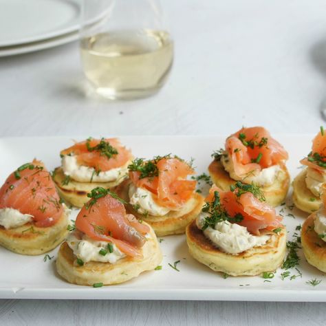 #RecipeoftheDay: Smoked Salmon on Dill Pikelets by melbel Canapes Recipes, Healthy Food Ideas, Eat Healthy Food, Fancy Dishes, Avocado Hummus, Aussie Christmas, Finger Foods Easy, Beef Stroganoff, Russian Recipes