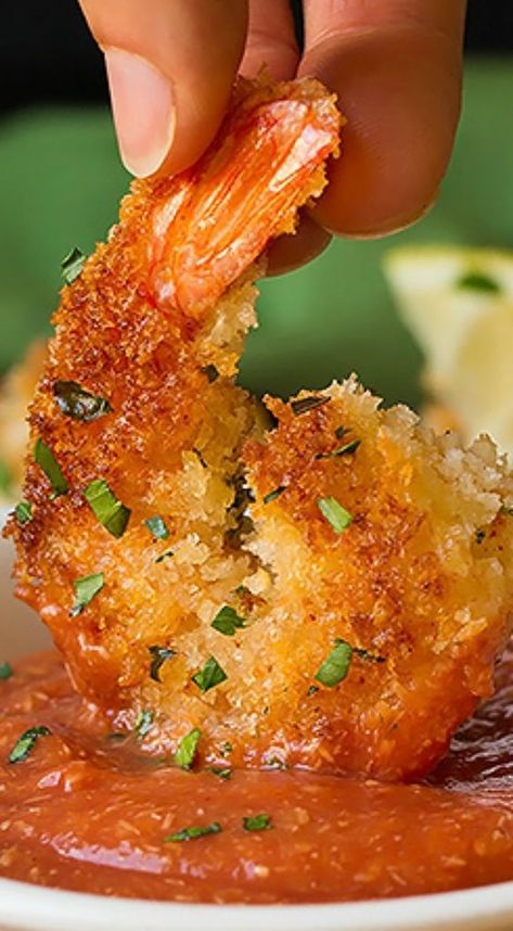 Crispy Panko Shrimp with Cocktail Sauce ~ The tastiest, skillet seared, crispy panko crusted shrimp that’s seasoned with herbs and spices and it’s paired with a simple yet flavorful cocktail sauce Panko Baked Shrimp, Panko Shrimp Dinner Ideas, Panko Shrimp Recipes, Panko Crusted Shrimp, Fried Shrimp Recipes Easy, Shrimp Dinner Ideas, Panko Shrimp, Seafood Extravaganza, Crusted Shrimp