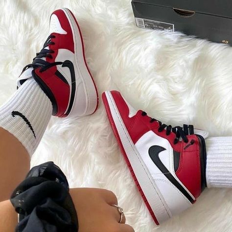 1s Shoes, Air Jordan 1 Mid Chicago, Jordan 1 Mid Chicago, Baskets Jordans, Jordan 1 Red, Doudoune The North Face, Jordans Sneakers Outfit, Most Comfortable Sneakers, Red Basketball Shoes