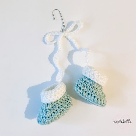 Baby Christmas Crochet Booties Ornament - Free Crochet Pattern Crochet Baby Ornament, Baby Christmas Crochet, Christmas Crochet Gifts, Crochet Booties Pattern, Baby Stocking, Crochet Ornament Patterns, Baby Bootie, Crochet Stocking, Crochet Baby Boots