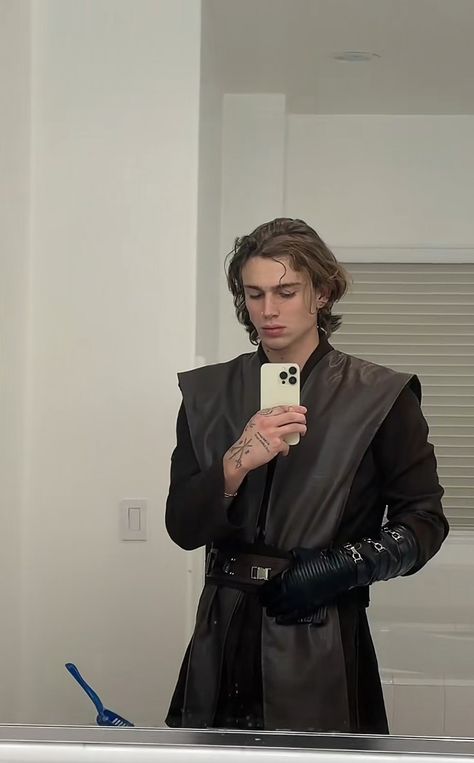 Best Guy Halloween Costumes, Vicrul Starwars, Guy Cosplay Ideas, Iconic Mens Halloween Costumes, Halloween Men Aesthetic, Hot Costumes For Guys, Vinnie Hacker Anakin Skywalker, Halloween Costumes Guys Aesthetic, Cool Guy Halloween Costumes