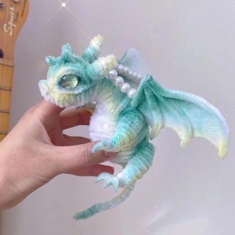 Pipe Cleaner Dragon, Fuzzy Wire, Pipe Cleaner Animals, Pipe Cleaner Art, Pipe Cleaner Flowers, Stem Crafts, Dragon Crafts, Diy Pipe, Pipe Cleaner Crafts