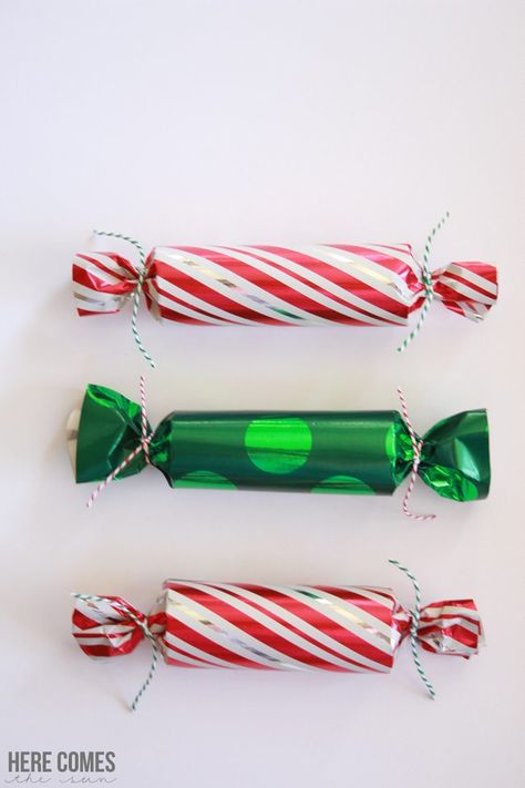 Home Decor Ideas Christmas, Candy Treat Box, Diy Christmas Candy, Candy Cane Crafts, Homemade Gift Ideas, Christmas Home Decor Ideas, Fun Christmas Party Games, Gingerbread Christmas Decor, Christmas Homemade