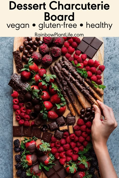 Dessert Bord, Dessert Charcuterie Board, Dessert Charcuterie, Sommer Mad, Charcuterie Board Ideas, Decorações Com Comidas, Charcuterie Inspiration, Party Food Platters, Snack Board