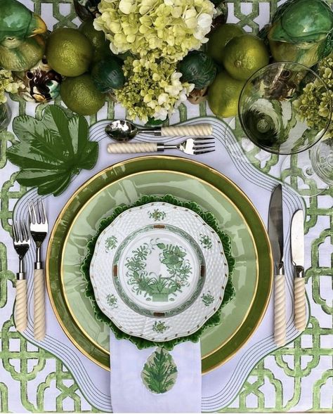 Green Table Settings, Green Tablescape, Fancy Table, Green Tablecloth, Spring Tablescapes, Table Setting Decor, Beautiful Table Settings, Green Table, Pretty Tables