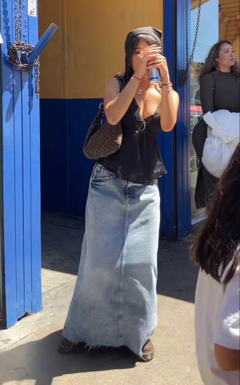 Denim Maxi Skirt Summer Outfit, Slim Maxi Skirt Outfit, Maxi Skirt Y2k Outfit, Long Denim Skirt Fit, Long Denim Skirt Looks, Long Skirts Outfit Winter, Curly Outfits Fashion, Denim Maxi Skirt Outfit Summer Casual, 2000s Denim Skirt Outfit