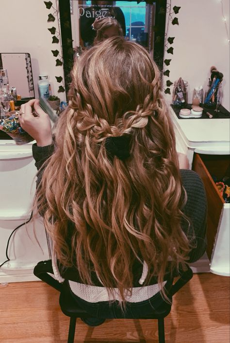 Country Hair Styles, Lose Curls Long Hair, Cute Curly Hairstyle, Country Hair, Wavy Hair With Braid, Loose Braid, Boy Braids Hairstyles, Wavy Hair Overnight, Hairstyle For Long Hair