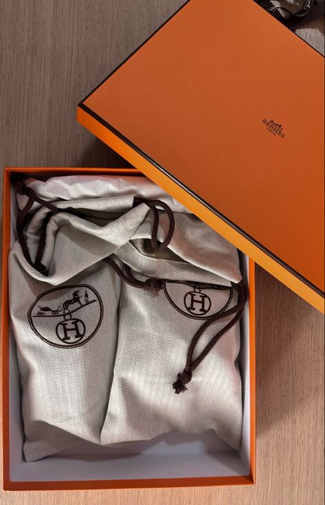 Hermes Box Aesthetic, Hermes Bags Aesthetic, Hermes Box Packaging, Hermes Packaging, Box Aesthetic, Kelly Hermes, Hermes Sandals, Luxury Birthday, Hermes Box