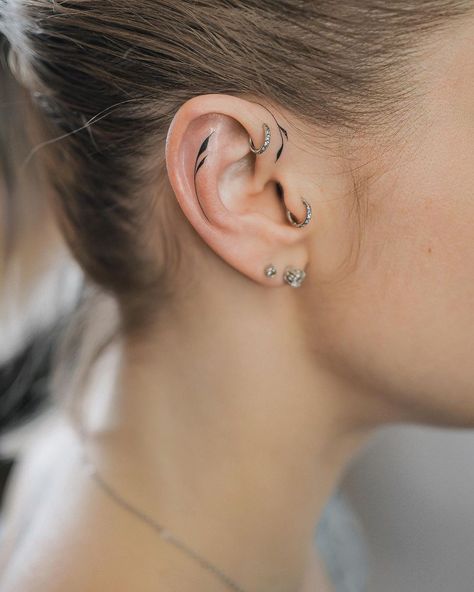 Tragus Tattoo, Tattoo Ear, Inner Ear Tattoo, Behind Ear Tattoos, Ear Tattoos, Small Pretty Tattoos, Inner Ear, Makijaż Smokey Eye, Discreet Tattoos