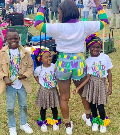 Mardi Gras Shorts, Diy Mardi Gras Pants, Mardi Gras Outfit Ideas For Women, Mardi Gras Painted Jeans, Madi Gras Outfit Ideas Black Women, Mardi Gras Outfits Black Women, Mardi Gras Outfits For Women, Mardi Gras Parade Outfit, Mardi Gras Attire