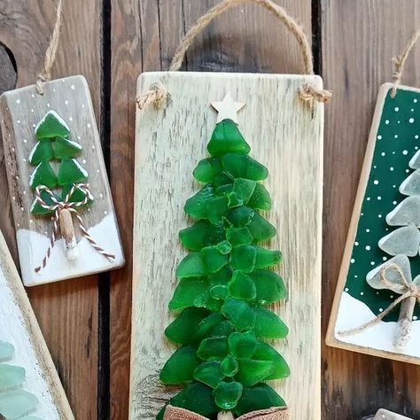 Seaglass Christmas Tree Diy, Sea Glass Christmas Trees, Beach Glass Projects, Glass Christmas Trees, Sea Glass Diy, Sea Glass Christmas, Oyster Ornament, Driftwood Christmas Tree, Sea Glass Art Projects