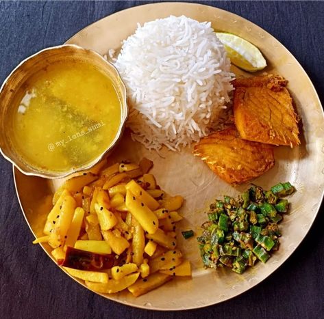 Bengali Lunch, Bengali Thali, Oats Recipes Indian, Dal Bhat, Royal Food, Lunch Thali, Indian Fast Food, Beetroot Benefits, Variety Food