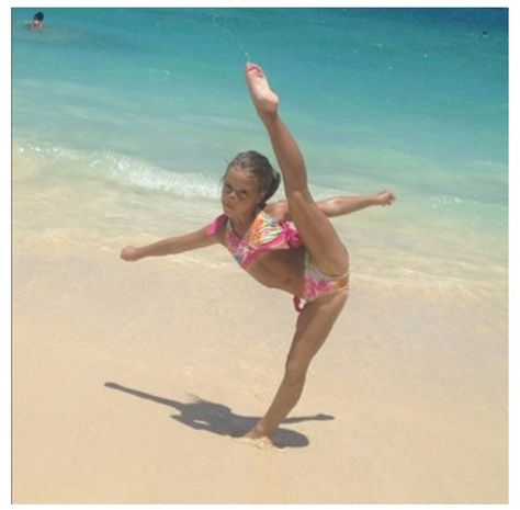 I love this move! I always do it at the beach!! Mackenzie Ziegler Solos, Mckenzie Ziegler, Dance Moms Pics, Dance Moms Mackenzie, Dance Moms Photos, Dance Moms Rares, Dance Moms Costumes, Mack Z, Dance Moms Cast