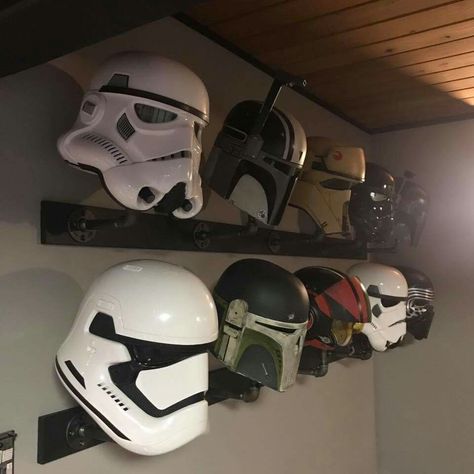 Star Wars Helmet Collection, Star Wars Game Room Man Caves, Mandalorian Room Decor, Star Wars Gaming Room, Star Wars Display Ideas, Star Wars Helmet Display, Mandalorian Bedroom, Star Wars Collection Room, Helmet Display Ideas