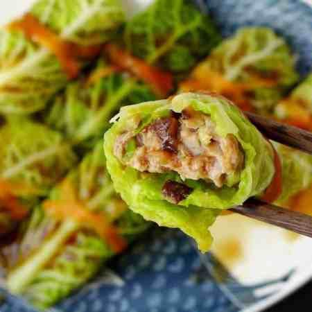 Steamed Cabbage Rolls, Cabbage Wraps, Chinese Kool, Steamed Cabbage, Chinese Bbq Pork, Healthy Asian Recipes, Authentic Chinese Recipes, Cooked Cabbage, Cabbage Leaves