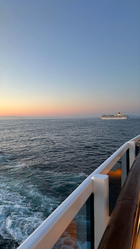 Sunset 
In a cruise ship Travel Aesthetic Cruise, Cruise Ship Aesthetic, Cruise Photo Ideas, Cruise Sunset, Cruise Vibes, Cruise Ship Pictures, Semester At Sea, Cruise Life, Cruise Pictures