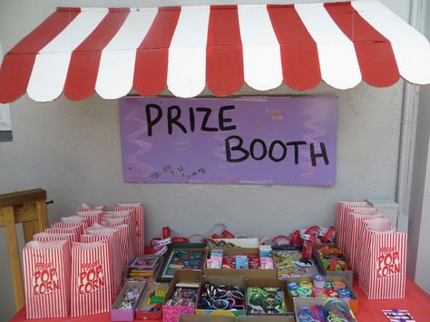 Carnival birthday party: Prize booth top is made of cardboard. I cut rounded edges and then painted it.  Simple and cheap! (Just need cardboard, paint and a box cutter). Prize Booth, Cheap Carnival Games, Diy Karneval, Diy Carnival Games, Carnival Booths, Prize Ideas, Game Booth, Diy Festival, School Festival