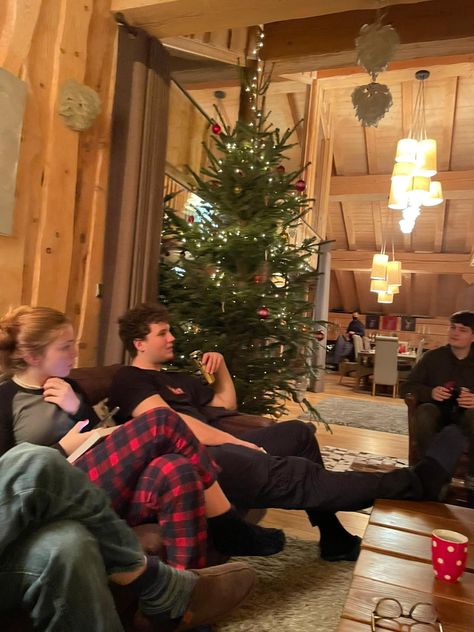 Family Christmas Astethic, Snowed In Catherine Walsh Aesthetic, Family Winter Aesthetic, Christmas Day Aesthetic Family, Winter Family Aesthetic, Family Holidays Aesthetic, Family Aesthetic Christmas, Christmas With Family Aesthetic, Christmas Morning Aesthetic Family