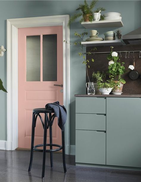 Pink and green interiors - always a winning combination. Green Kitchen Designs, Sage Green Kitchen, Green Kitchen Cabinets, Pink Door, Kitchen Cabinet Colors, Style Deco, Green Interiors, Kitchen Trends, Green Kitchen