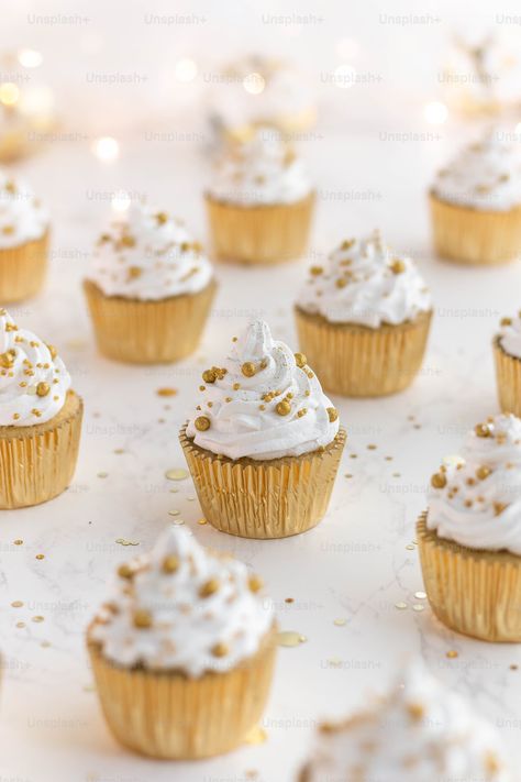 Cupcakes with white frosting and gold sprinkles photo – Celebration Image on Unsplash Cupcakes With Gold Sprinkles, Cupcakes With White Frosting, Birthday Cake Celebration, Cupcakes White, Cake Celebration, Celebration Images, Gold Sprinkles, Cupcake Images, Sprinkle Cupcakes