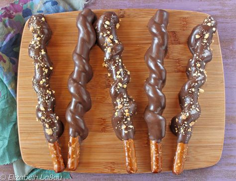 These Caramel-Wrapped Pretzel Rods and Beautiful and So Easy to Make! How To Melt Caramel, Chocolate Dipped Pretzels, Caramel Dip, Caramel Pretzels, Pretzel Dip, Pretzel Sticks, Pretzel Rods, Sale Ideas, Chocolate Pretzels