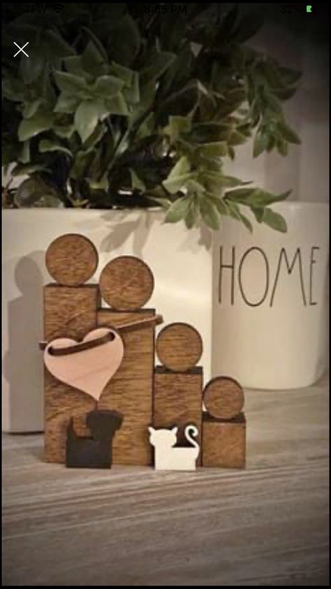 Handy Wooden Crafts, Small Diy Wood Gifts, Wooden Gifts Diy, Spring Wood Crafts To Sell, Valentine Wood Crafts, Wood Family, Wooden Family, Scrap Wood Crafts, Wood Block Crafts